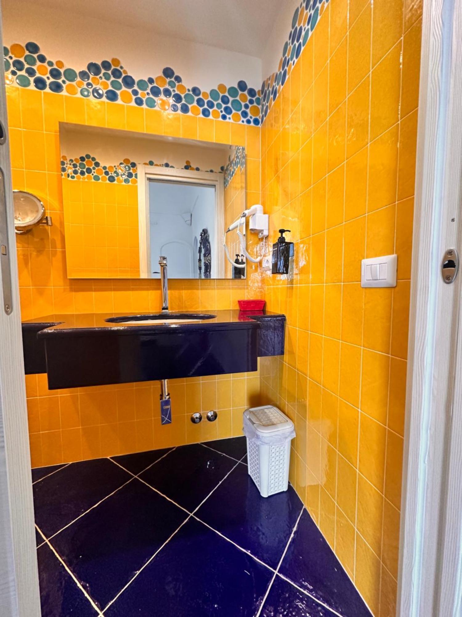 Queen View Apartment - No Kitchen Positano Bagian luar foto