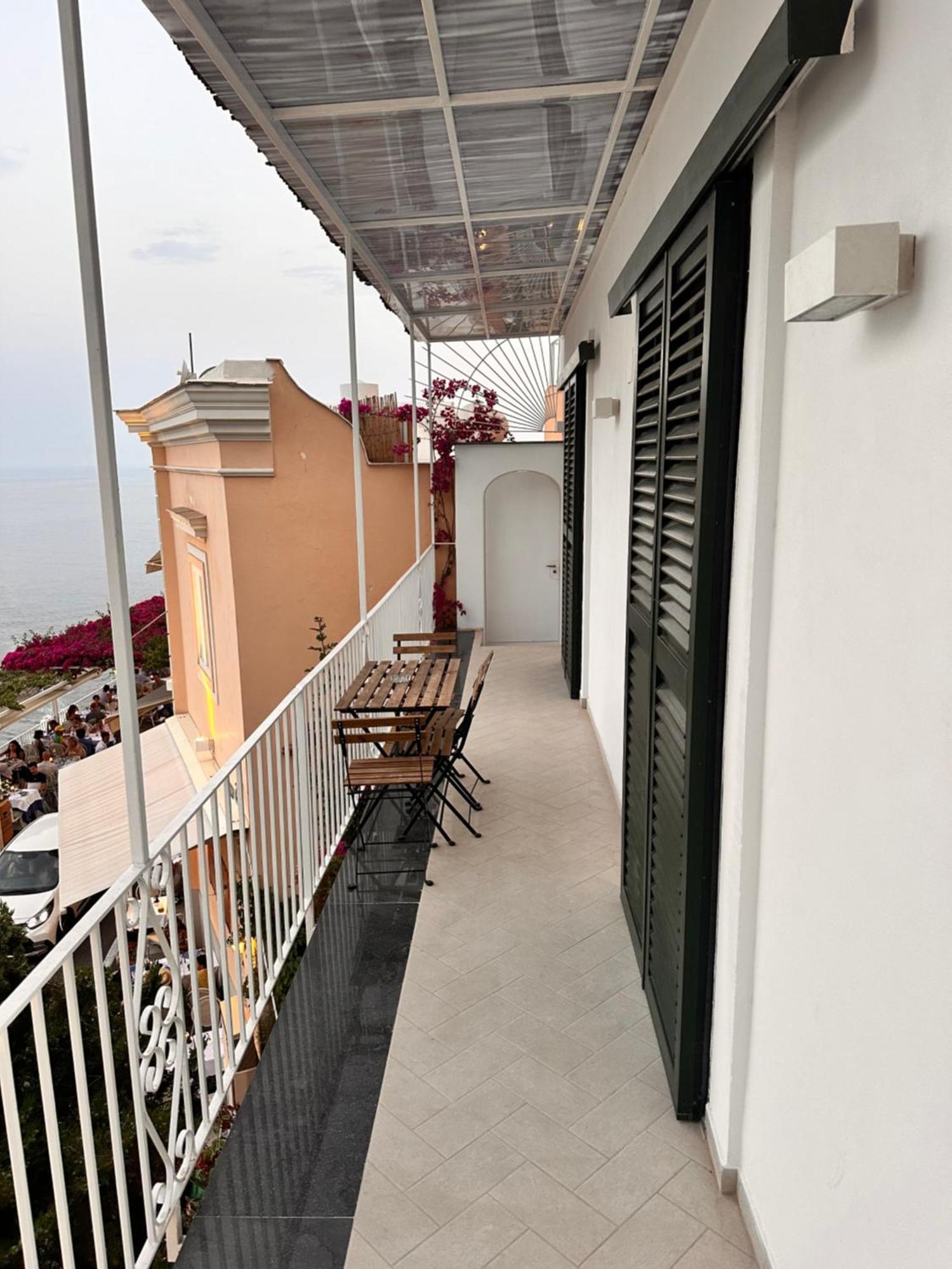 Queen View Apartment - No Kitchen Positano Bagian luar foto